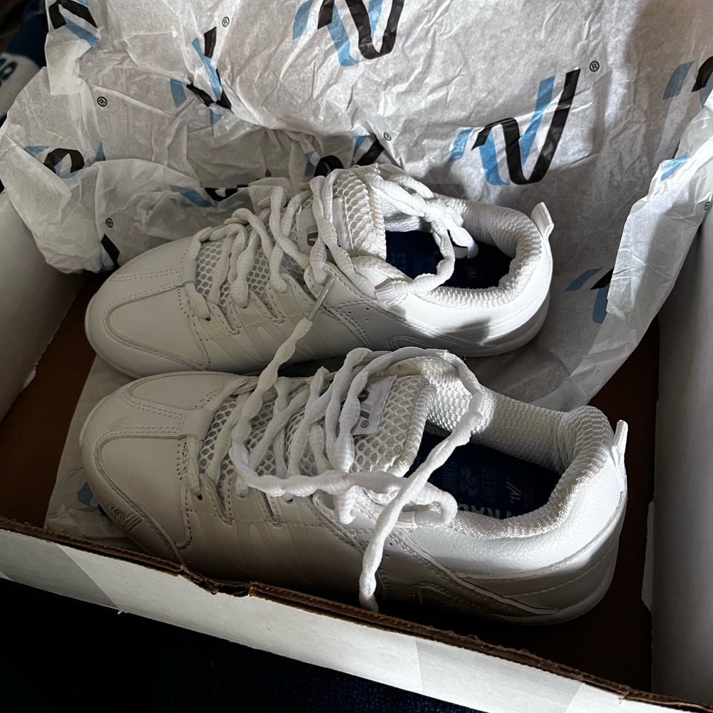COPY - VARSITY CHEER SHOE 3Y. NEVER WORN, CHILD SZ